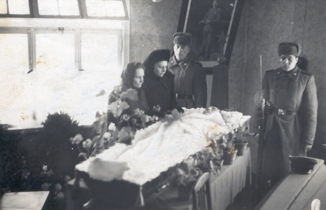 Foto. Kuus, Eduardi põrm Võru julgeoleku punanurgas.