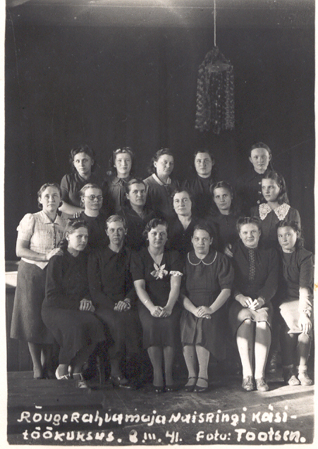 Foto. Rõuge Rahvamaja  naisringi käsitöökursus  8.märtsil 1941.aastal.Jaan Tootseni foto.