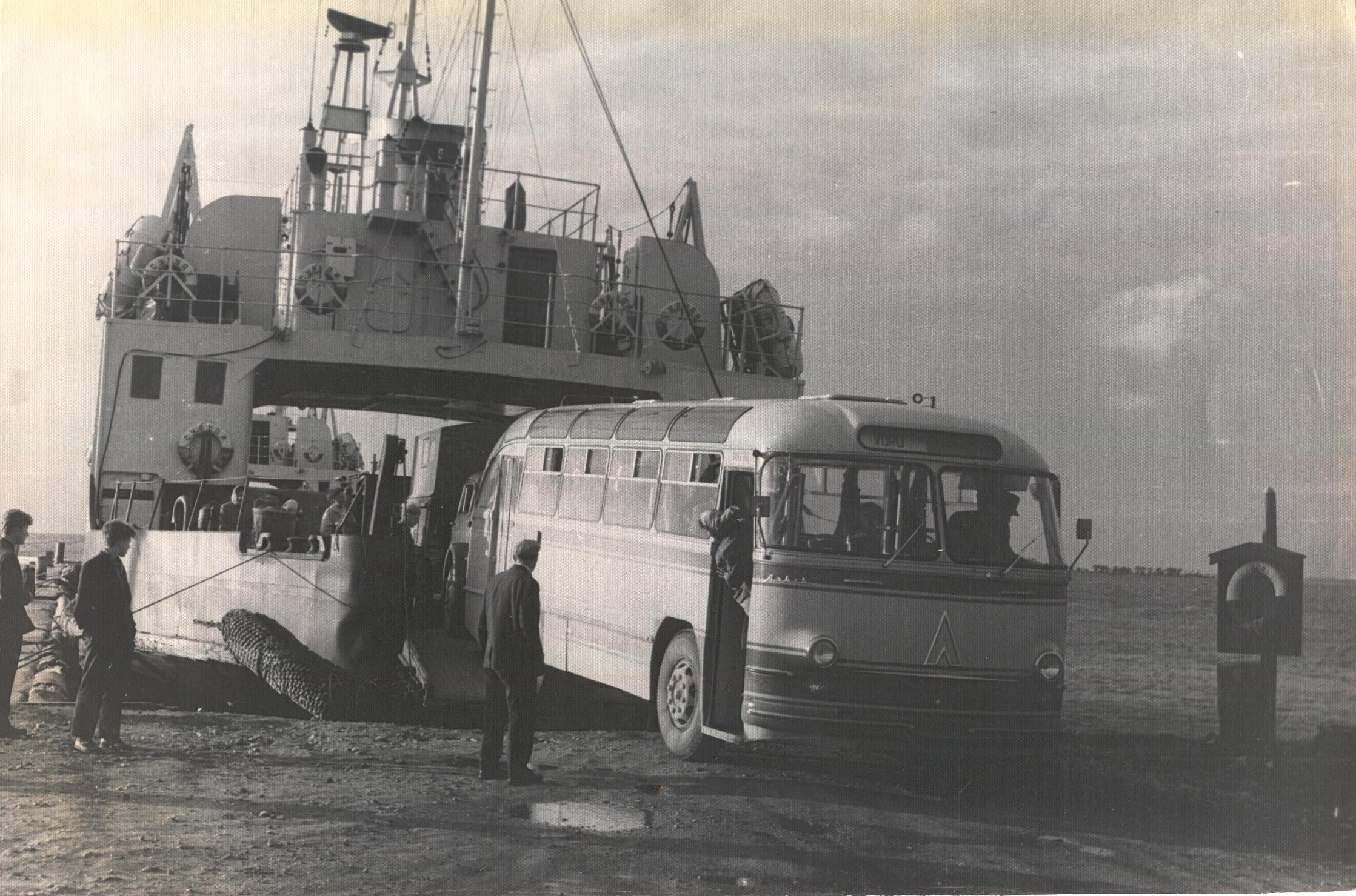 Foto. Võru Autotranspordibaasi nr. 3 ekskursioonibuss Virtsu sadamas.