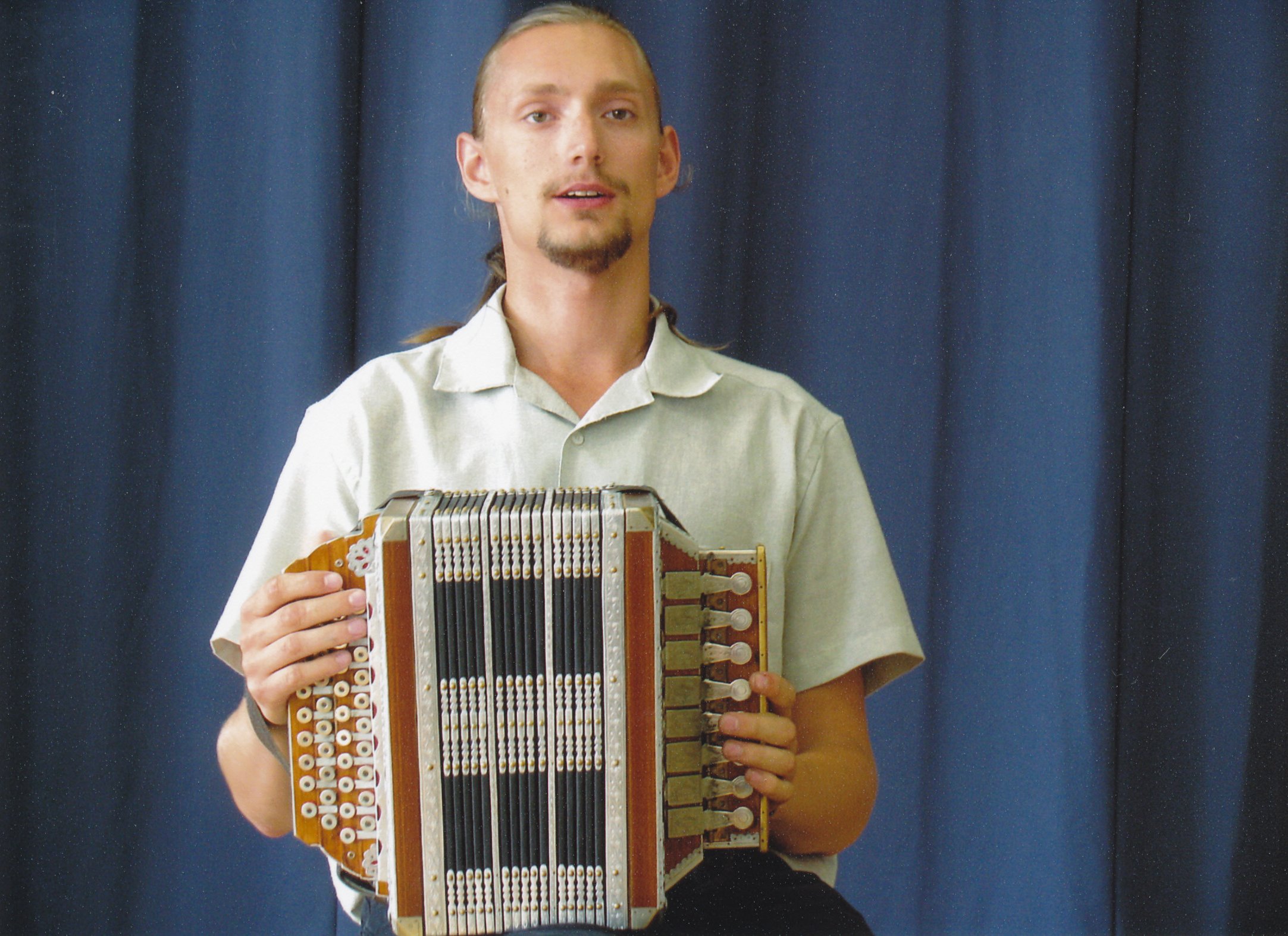 Foto Võrumaa muuseumi X lõõtsapäeval mängib P.Korbergi 2004.a. lõõtsal Toomas Oks Võrust 30.augustil 2009 Võru Kandles.