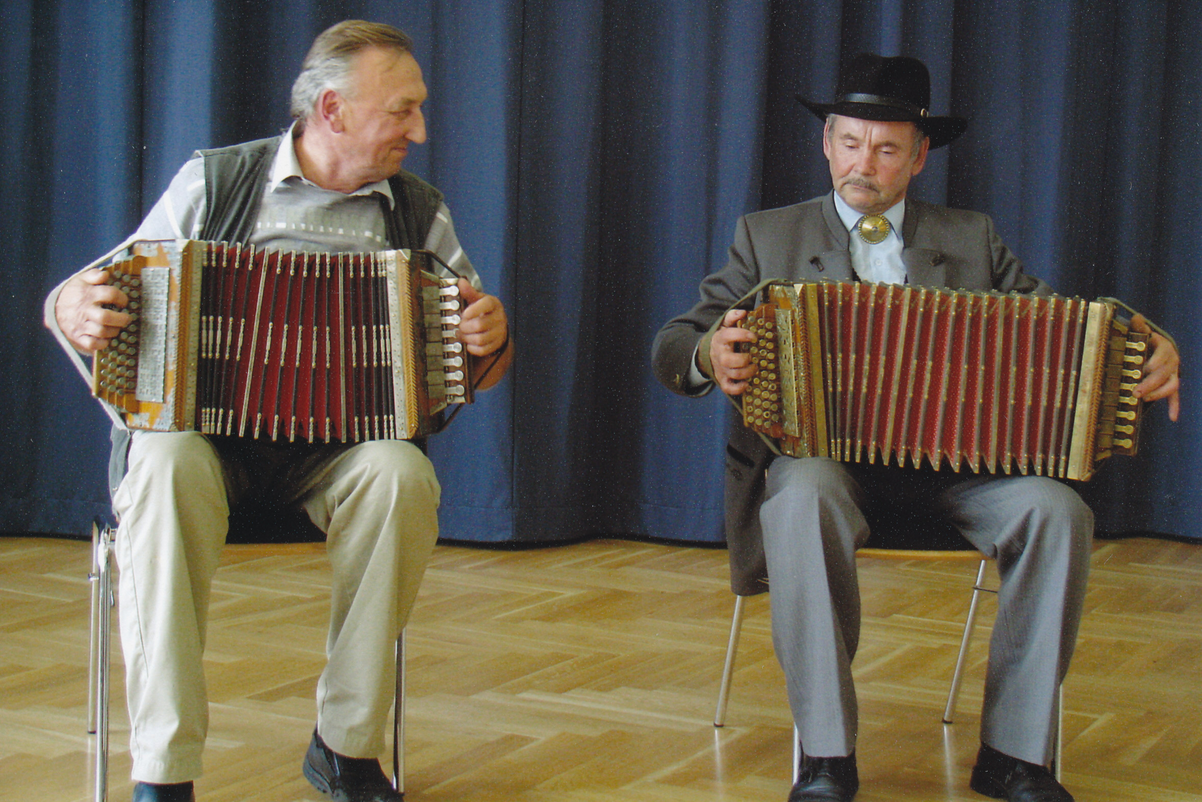 Foto Võrumaa muuseumi X lõõtsapäeval mängivad Teppo lõõtsadel Harri Lindmets ja Taivo Leis 30.augustil 2009 Võru Kandles.