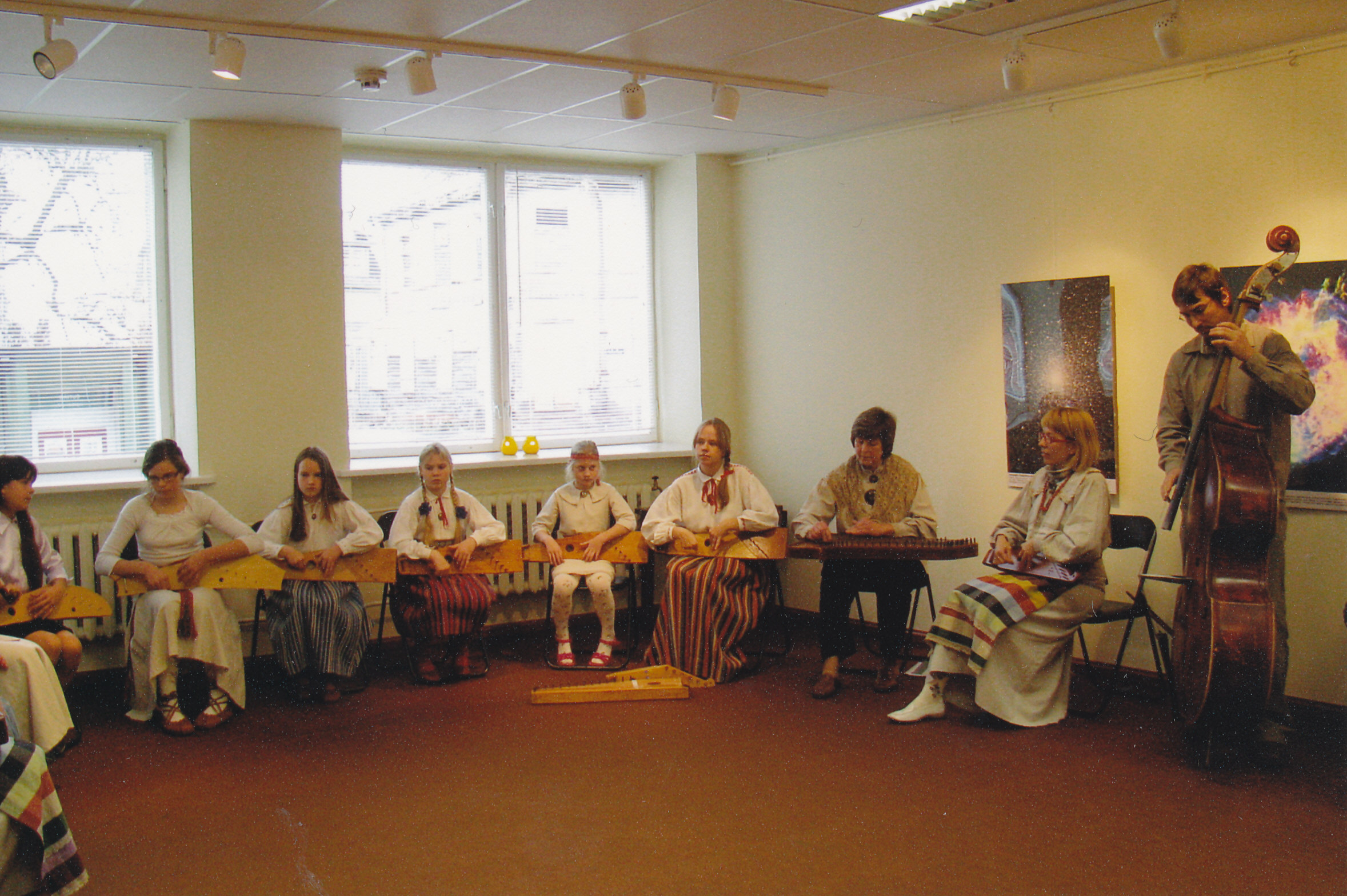 Foto Kandleansambel Helühänd musitseerimas Kandle kandlekapelliga Võrumaa muuseumi IX kandlepäeval muuseumis 15.novembril 2009