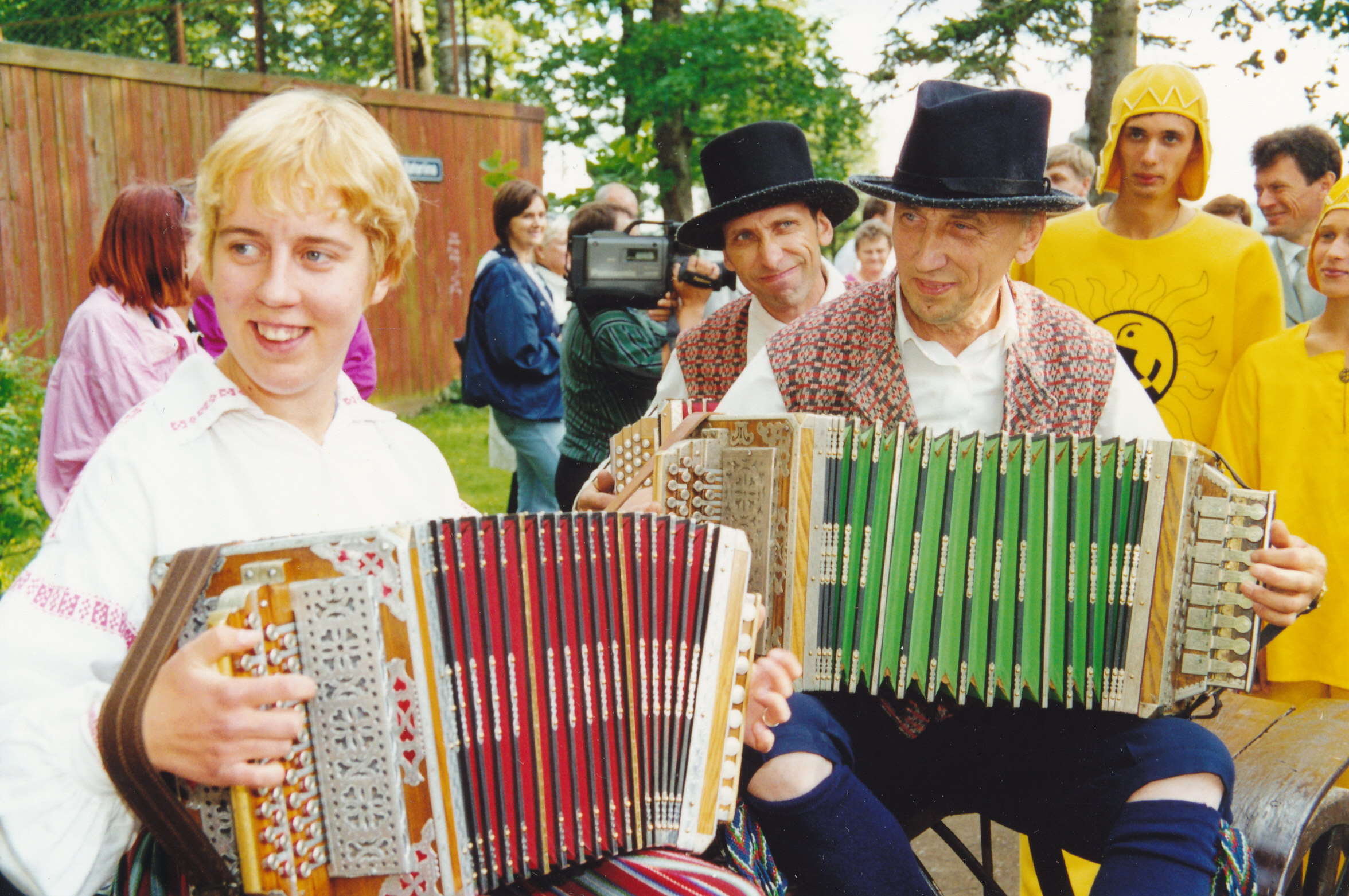 Foto. Võru folkloorifestivali lõõtsamängijad hobusõidukil teel linnapargist Kandle aeda 13.juulil 2000.aastal.