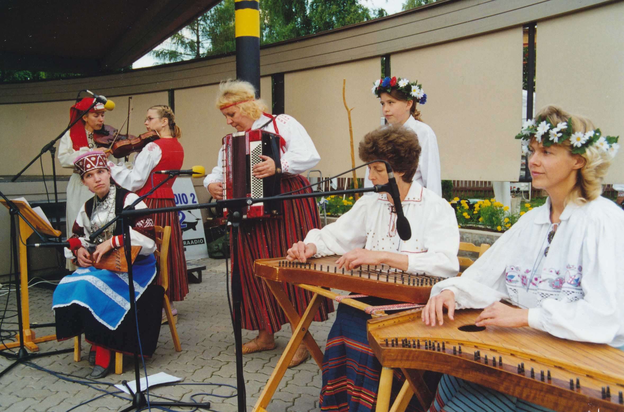 Foto. Võru folkloorifestivali Kandle aias esineb Võru Kandle kapell Erja Aropi juhendamisel 13.juulil 2000.aastal.