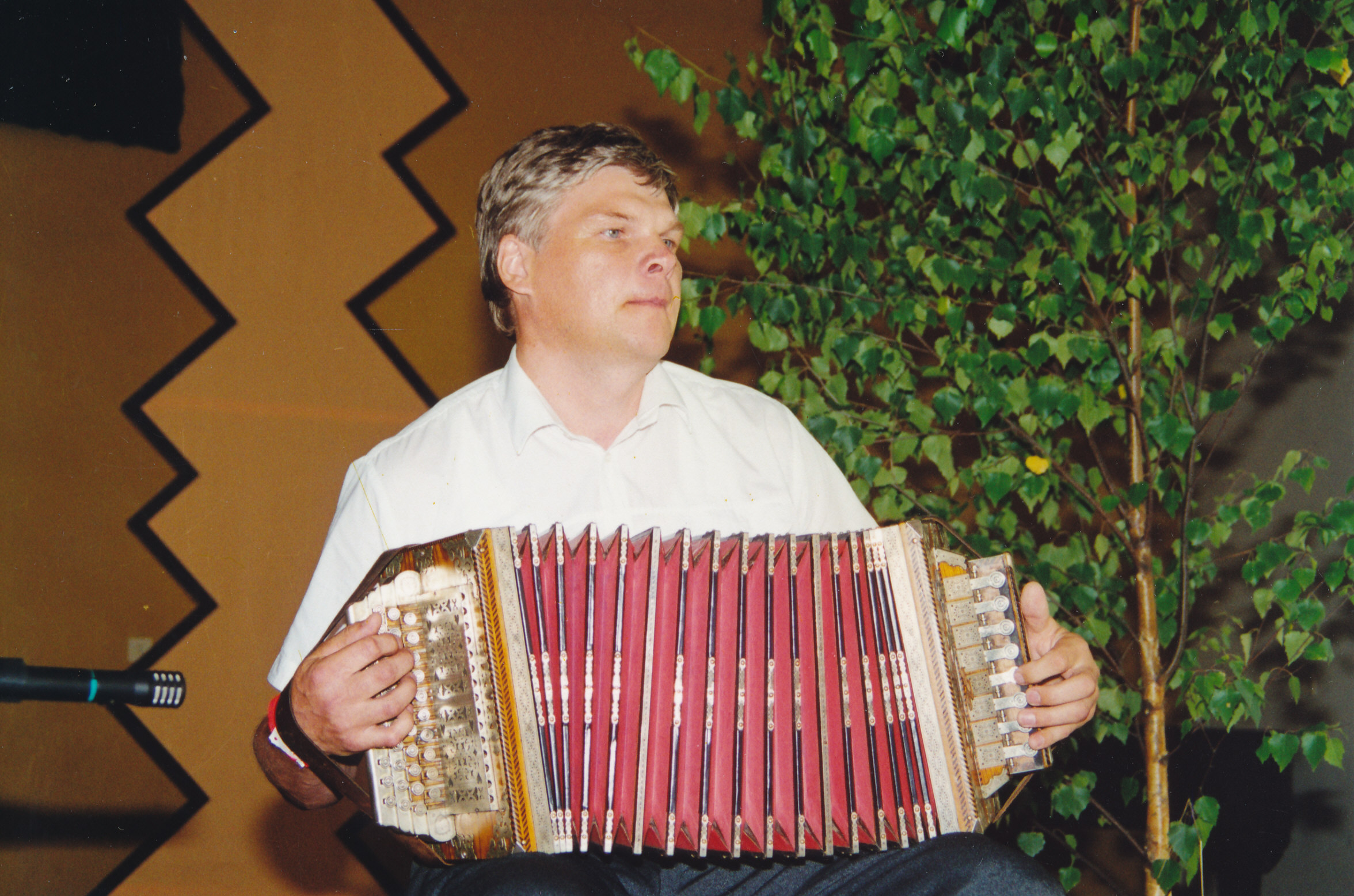 Foto. Võru folkloorifestivali ajal toimunud lõõtsamängijate võistluse võitja Aivar Teppo  15.juulil 2000.aastal