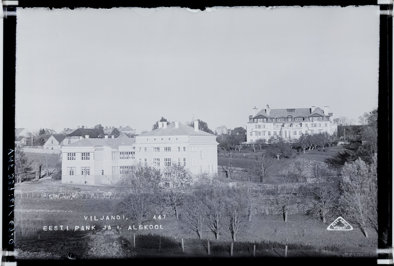 fotonegatiiv, Viljandi, vasakul koolimaja (Hariduse tn 2, endine Mõisa tee), paremal pangahoone u 1930, foto J.Riet