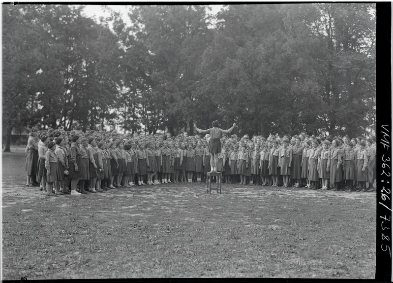 fotonegatiiv, Viljandi, kodutütred laulmas (Koolipark), u 1938, F: T. Parri