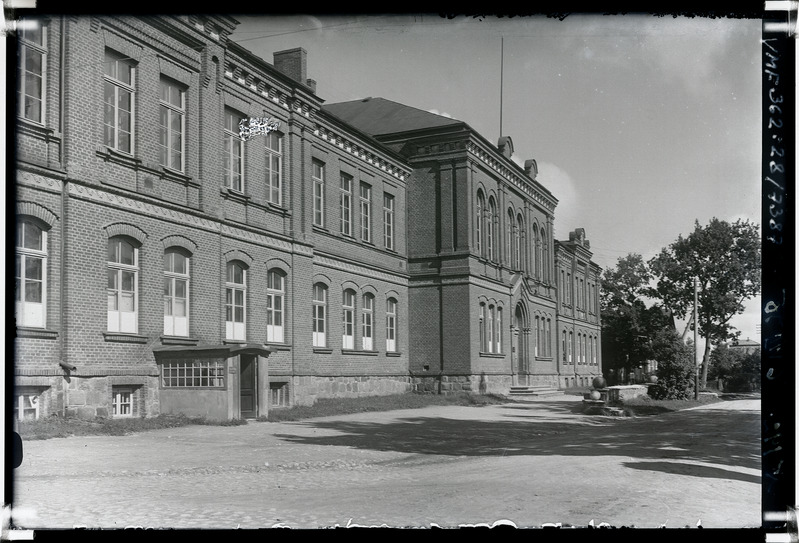 klaasnegatiiv, Viljandi Poeglaste Gümnaasium, fassaad Jakobsoni tn poolt, 1936 F: T. Parri