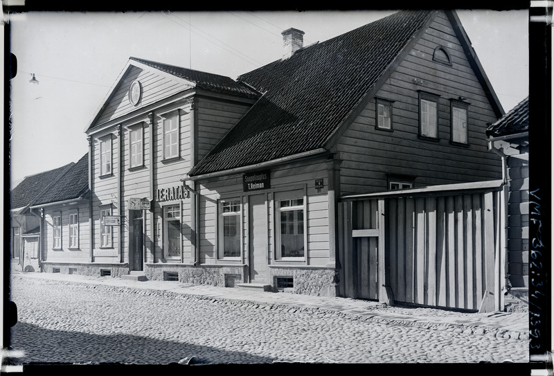 klaasnegatiiv Viljandi, Tartu tn 4 u 1936 F T. Parri