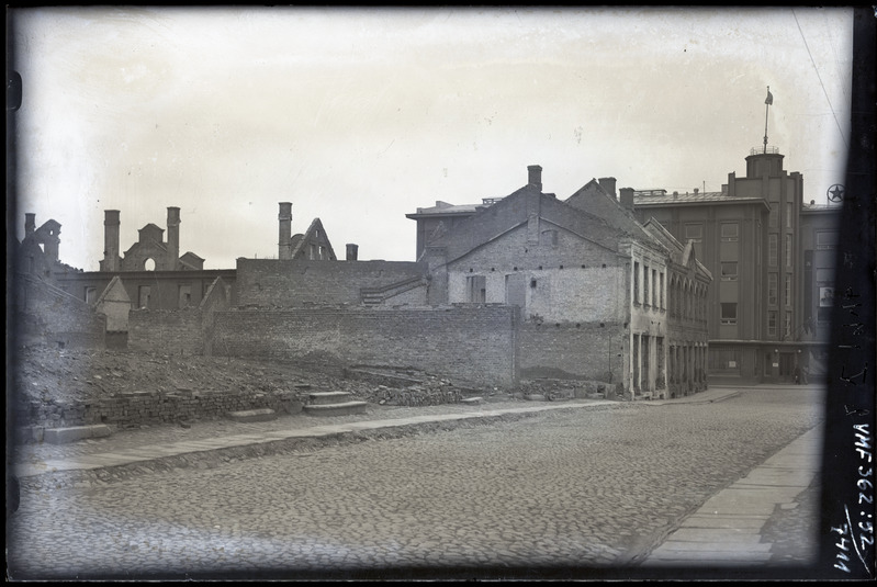 klaasnegatiiv Viljandi, poolpõlenud kesklinn 1946 F T. Parri