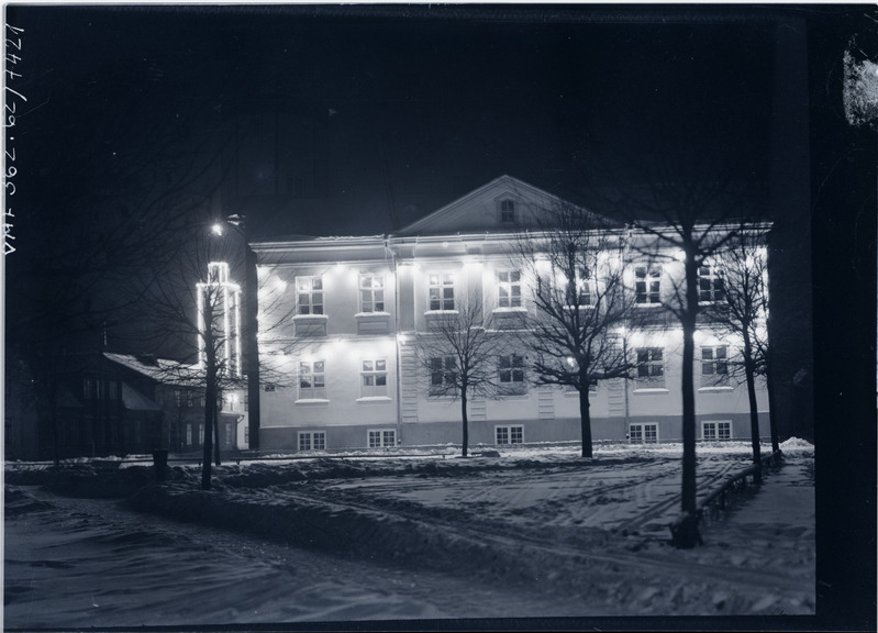fotonegatiiv, Viljandi, Laidoneri pl, suurtükiväe kasarmu ja raekoja torn tuledes, talv, 1937 F: T. Parri