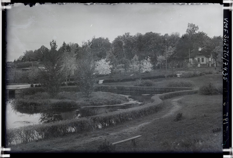 klaasnegatiiv Viljandi, Valuoja tiik, surnuaiavahi maja (Vaksali tn 9) 1935 F T. Parri