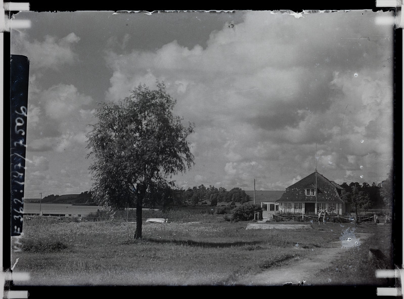 klaasnegatiiv Viljandi, Vesiflirdi pst, Veespordi ja tennise klubi hoone 1935 F T. Parri