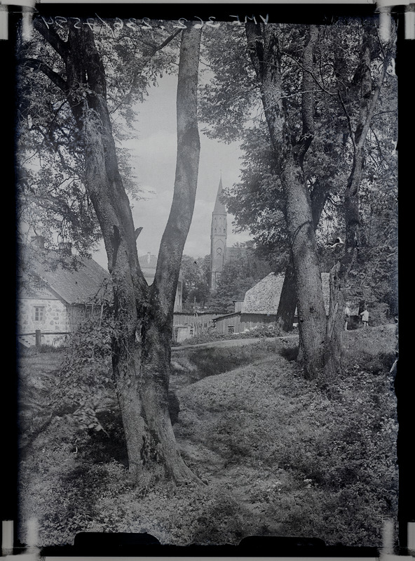 klaasnegatiiv Viljandi, vaade lossipargi servast Pauluse kiriku poole u 1934 F T. Parri