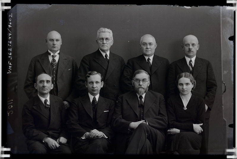 klaasnegatiiv Viljandi, kodu-uurimise selts, juhatus I r Parri, Kivirähk, Doll, prl Käsper II r Aspre, Suurkask, Algma, Ruubel u 1938, koopia E. Rang'i fotost