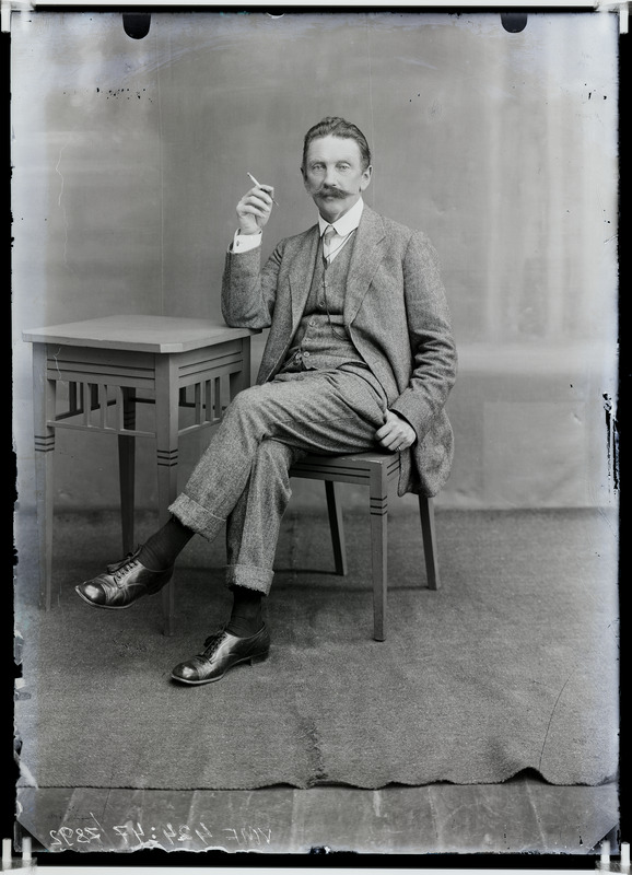 fotonegatiiv, von Sievers, mees sigaretiga laua taga, u 1913 foto J.Riet