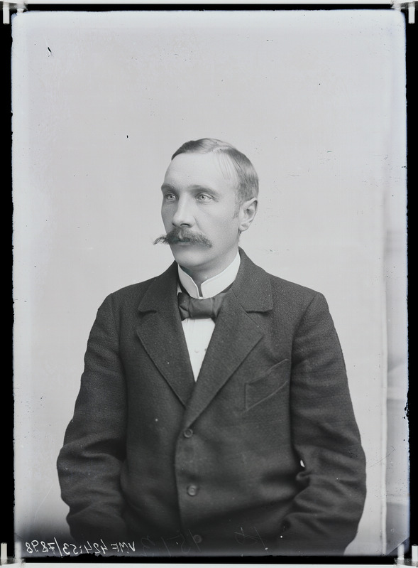 fotonegatiiv, Oskar Adolf Seisler, rinnaportree, lina- ja metsakaupmees, hobusekasvataja, 1901 foto J.Riet