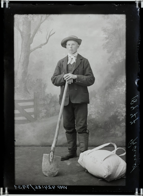 fotonegatiiv, Raud, mees, labidas, seljakott? täisportree 1915 foto J.Riet