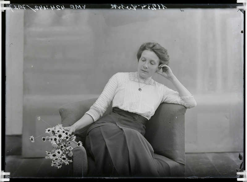 fotonegatiiv, Lohk, harrastusnäitlejanna, tugitool, 4/5 portree 1910 foto J.Riet