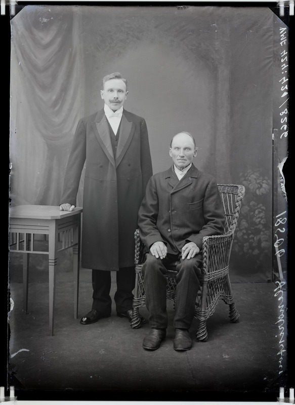 fotonegatiiv, Leebiku mõisa omanik Jaan Hendrikson paremal, Peeter Hendrikson, Tuhalaane mõisa rentnik, u 1915, foto J. Riet