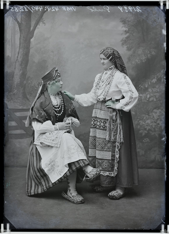 fotonegatiiv, 2 naist, rahvariided, sh Pull, 1916, foto J. Riet