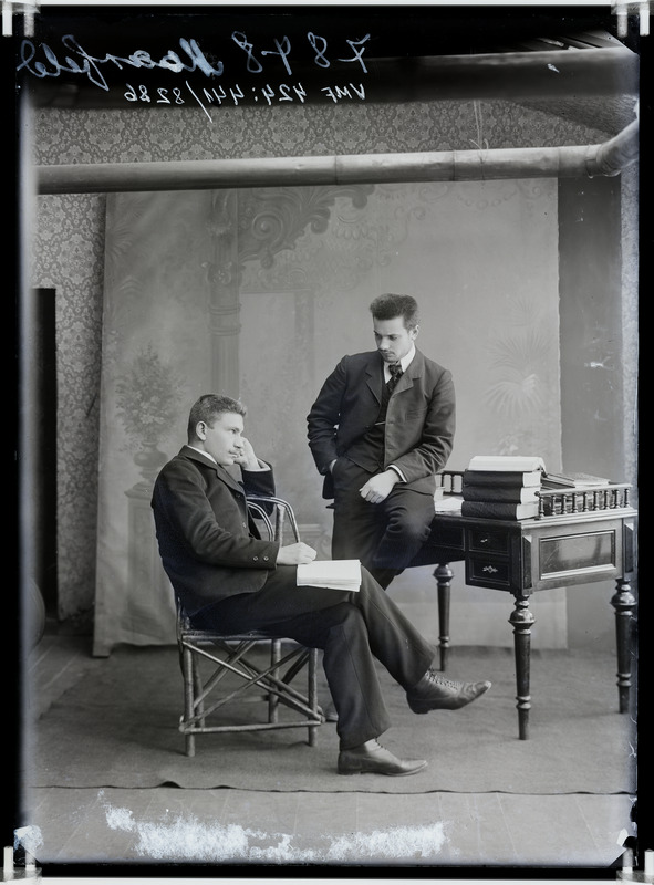 fotonegatiiv, August Maarfeldt-Maramaa, istub ja Tietzo, 1907, foto J. Riet