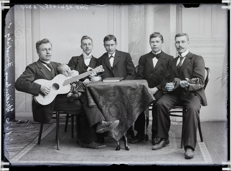 fotonegatiiv, 5 meest, laps, sh Weidebaum, Järvekülg, laud, kitarr, balalaika, 1902, foto J. Riet