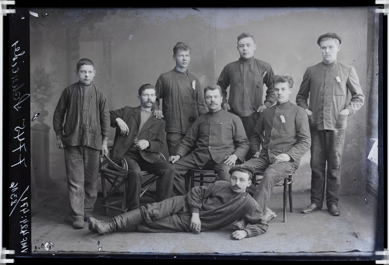 fotonegatiiv, plekksepp Schneider (Viljandi, Tartu tn), tema töötajad (7), 1907, foto J. Riet
