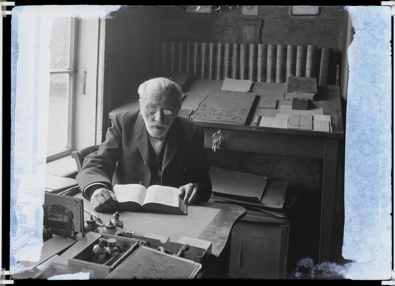 fotonegatiiv, Friedrich Kuhlbars raamatut lugemas, korter Laidoneri pl 3, 1923, foto J. Riet