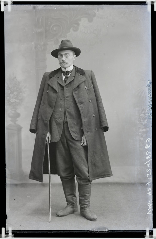 fotonegatiiv, Johannes Taklaja, üleriided, kaabu, jalutuskepp, 1908, foto J. Riet, Kaarli vallakirjutaja?