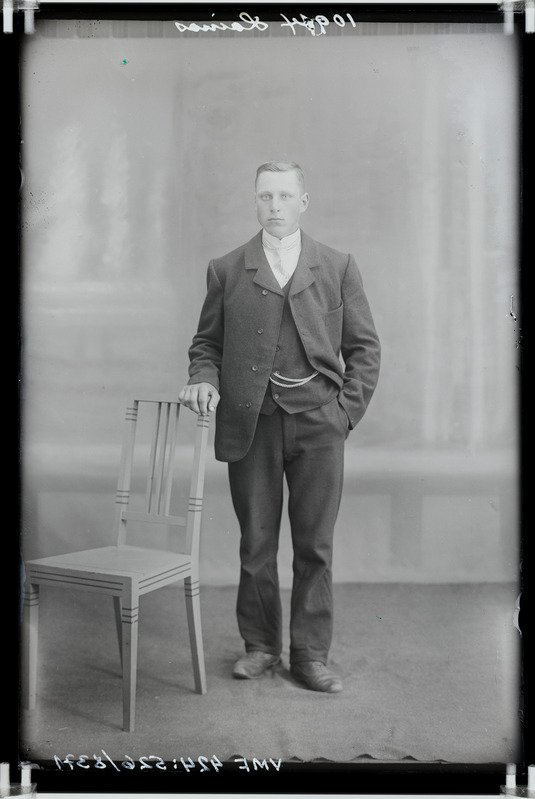 fotonegatiiv, August Lainas (kooliõpetaja), ülikond, tool, 1910, foto J. Riet