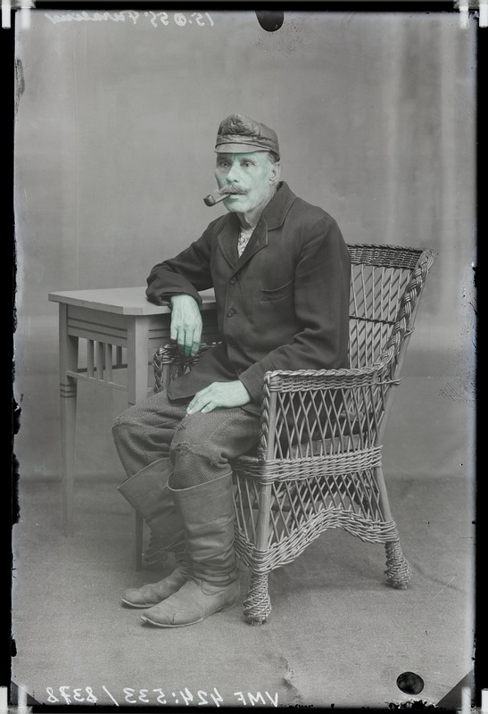 fotonegatiiv, Turulind, mees (kalur Viljandi jv 1908-1914), piip, korvtool, laud, 1913, foto J. Riet