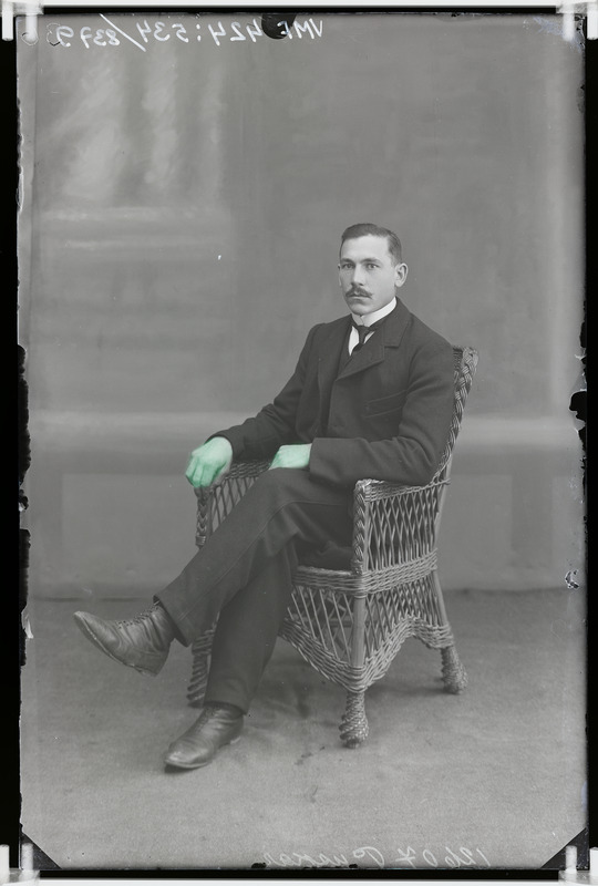 fotonegatiiv, J. Puskar, mees, korvtool, 1911, foto J. Riet