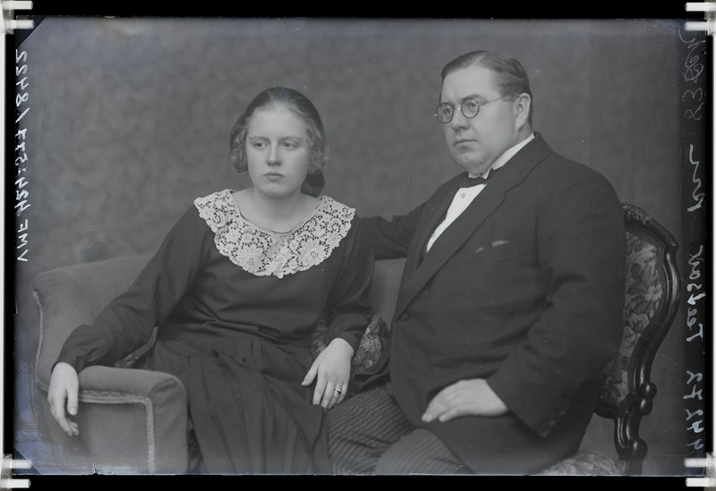 fotonegatiiv, Aleksander Teetsov (näitleja, lavastaja) ja tütar Lia/Lea, 1925, foto J. Riet