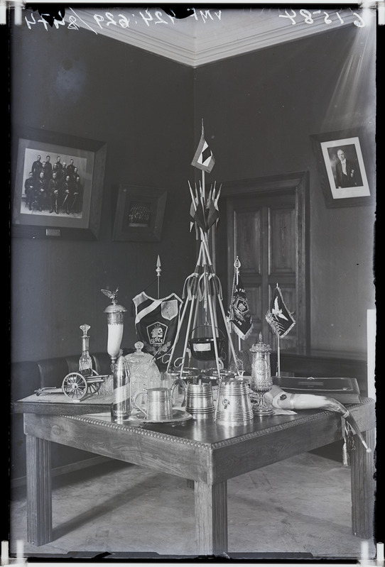 fotonegatiiv, Sakala Üksiku Jalaväepataljoni ohvitseride kogu lugemislaud, pataljoni 15. aastapäeva kingitused, 31.12.1933, foto J. Riet