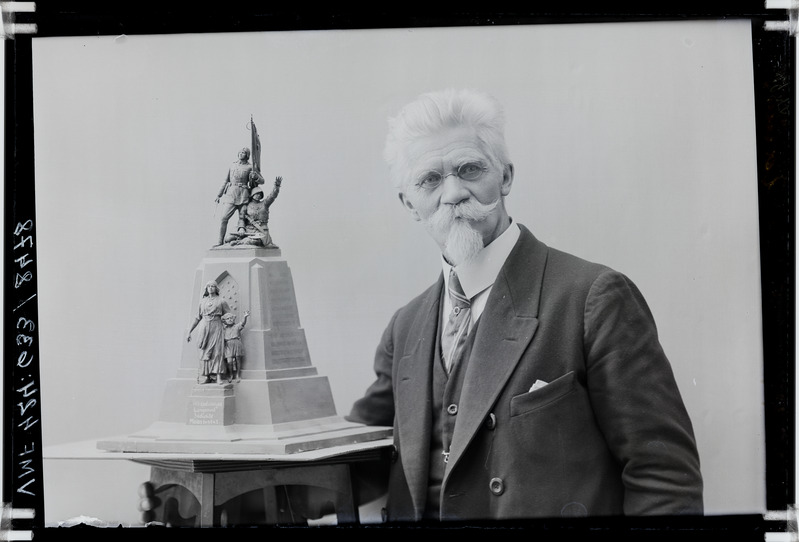 fotonegatiiv, skulptor A. Adamson ja tema töö makett Viljandi Vabadussammas, 1923, foto J. Riet