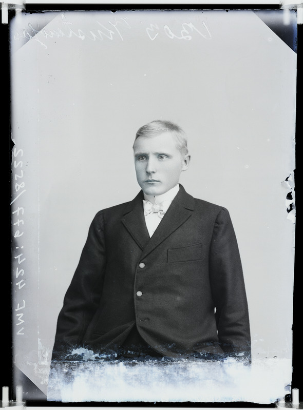 fotonegatiiv, Kustavson, mees, rinnaportree, 1901, foto J. Riet