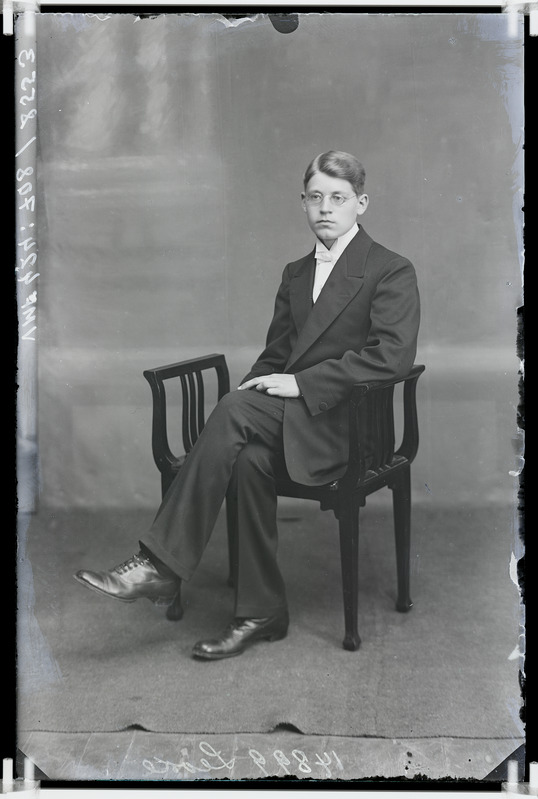 fotonegatiiv, Peeter? Leoke, täisportree, tool, 1913, foto J. Riet