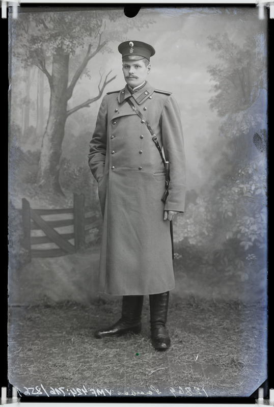 fotonegatiiv, Saabas, mees, sõjaväevorm, sinel, täisportree, 1911, foto J. Riet