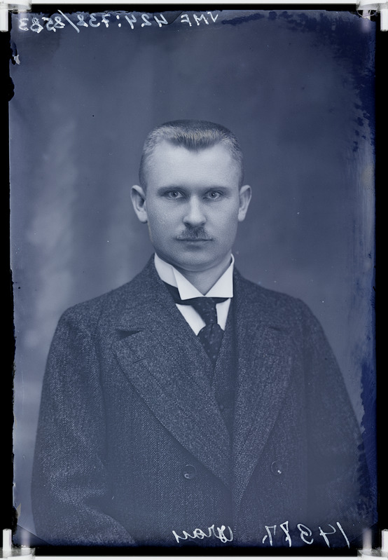 fotonegatiiv, Karl Theodor Grau, advokaat, rinnaportree, 1913, foto J. Riet