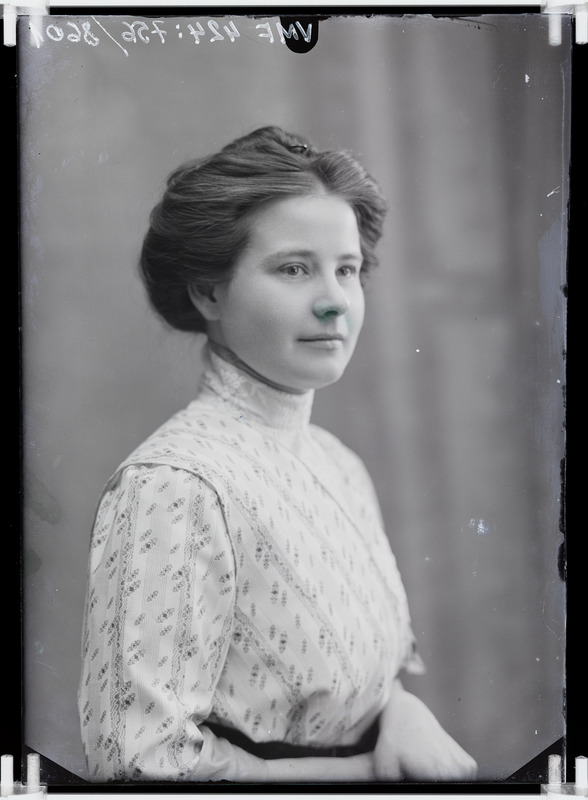 fotonegatiiv, Berta Fagerström (Rist), rinnaportree, seltsitegelane, 1939. aastast Viljandi volikogus, 1912, foto J. Riet