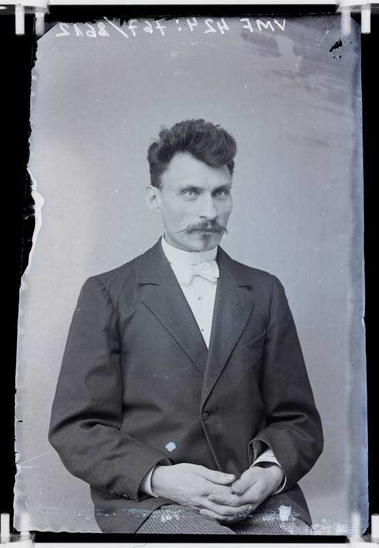 fotonegatiiv, Wichwelin (Vichwelin), mees, rinnaportree, 1900, foto J. Riet