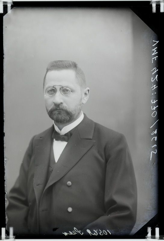 fotonegatiiv, Gustav Seen, notar, vandeadvokaat Viljandis, rinnaportree, 1910, foto J. Riet
