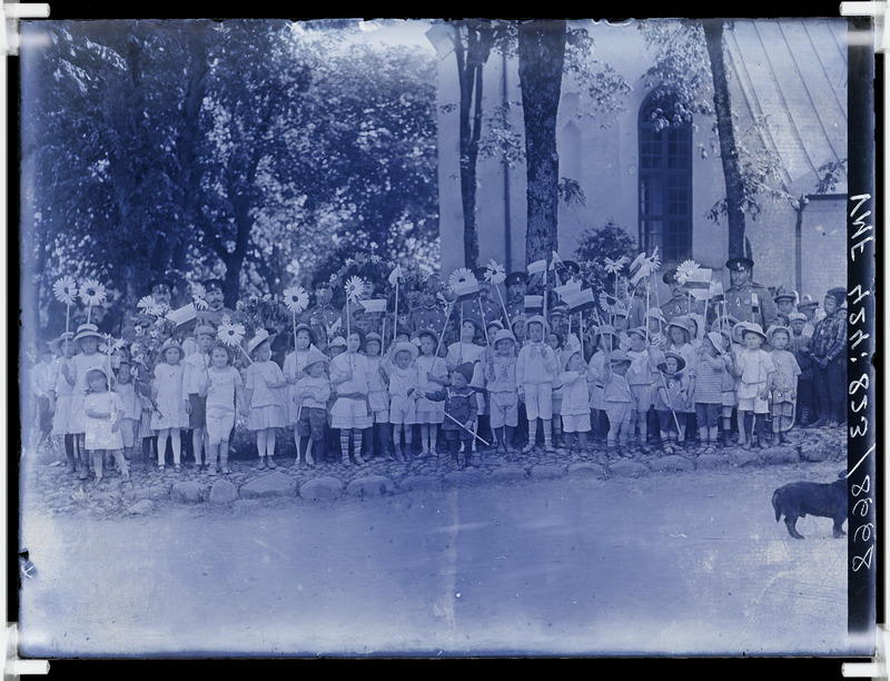 fotonegatiiv, Viljandi, Valge lille päev, lapsed, grupp, käes transparendid (lilled, lipud), u 1913, foto J. Riet