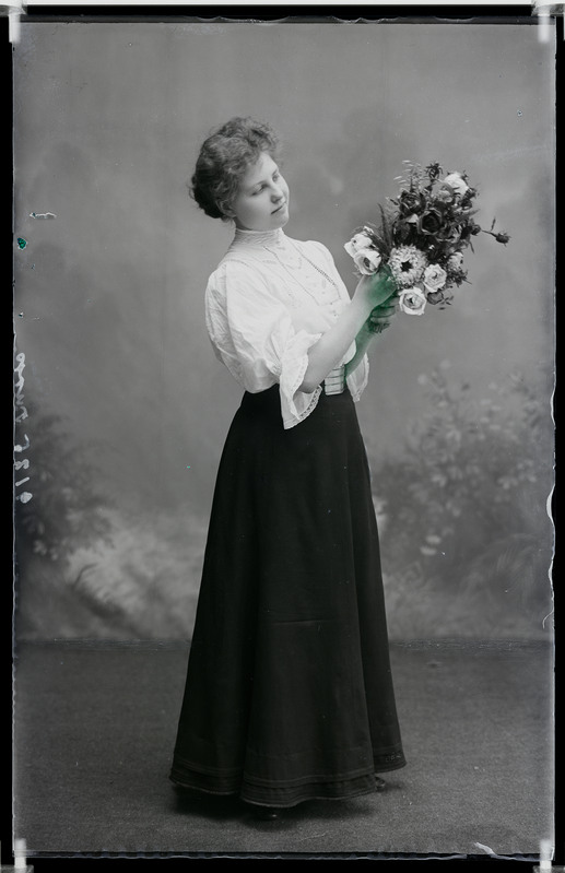 klaasnegatiiv, Anna Turp, seismas lillekimp käes, 1909