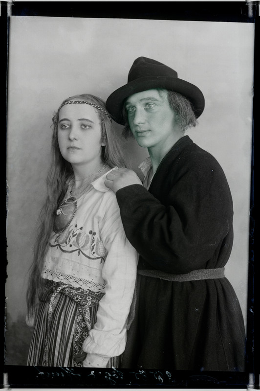 klaasnegatiiv, Viljandi karskusseltsi Vabadus näitlejad Juuli Jõgi ja Armin Hunt, 1919
