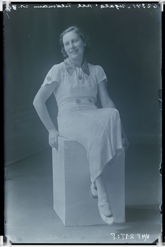 klaasnegatiiv, Lilli Feldmann, Ugala näitleja, täisportree, 1934
