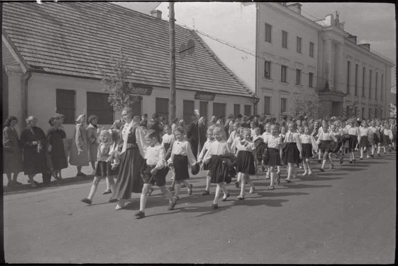 negatiiv, Viljandi Lastelaulupidu, lastekollektiiv rongkäigus kultuurimaja ees, 1960