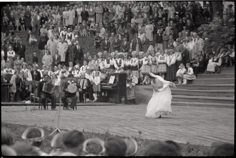 negatiiv, Viljandi Laulupidu, naisrahvatantsija akordionisti ja trummari saatel esinemas (Gruusia?), 1960