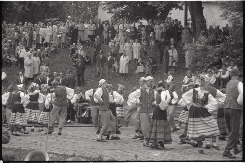 negatiiv, Viljandi Laulupidu, segarahvatantsurühm esinemas, 1960